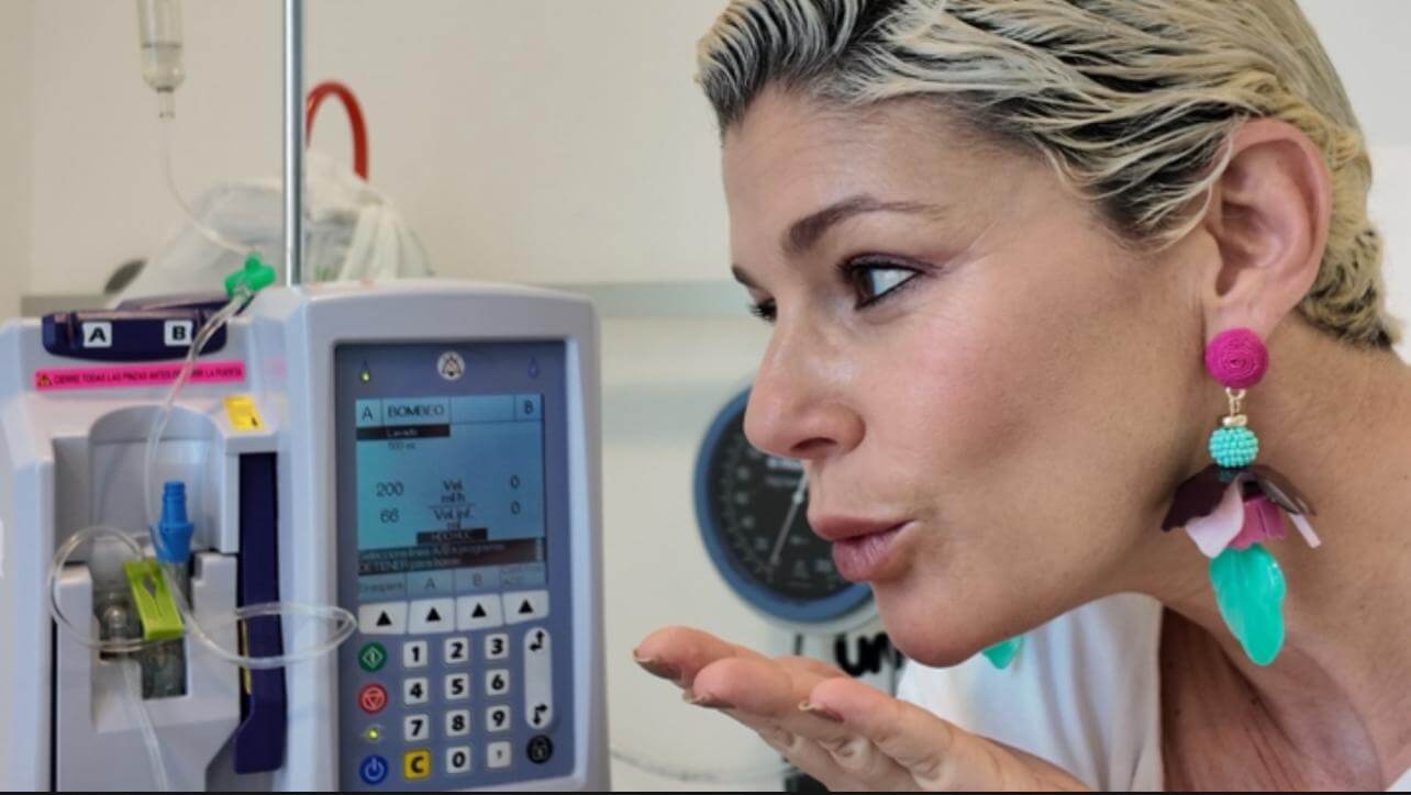 Una mujer escribe en su diario, representando las experiencias reales y consejos sobre el cáncer de mama.